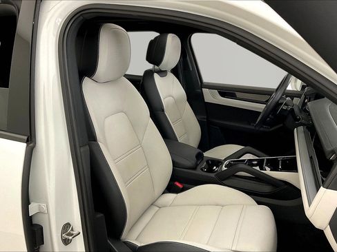 Used 2024 Porsche Cayenne AWD/4WD image 28