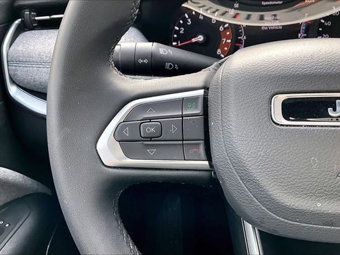 Used 2025 Jeep Compass Latitude image 23