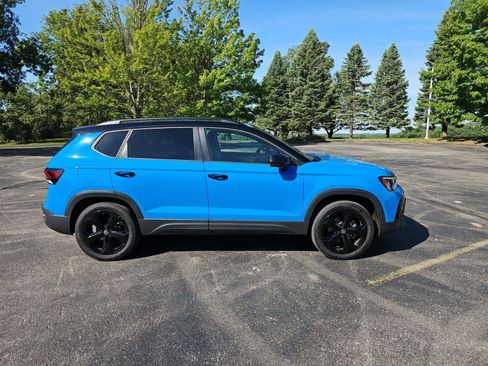 Used 2025 Volkswagen Taos SE AWD/4WD image 7