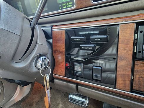 Used 1988 Lincoln Continental Signature FWD image 29