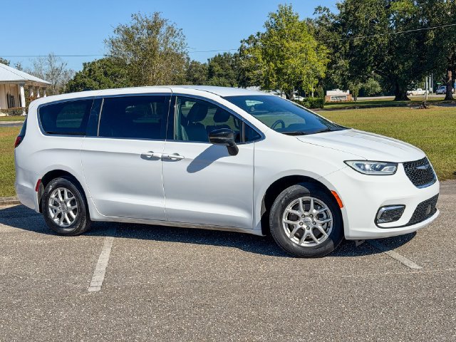 Used 2025 Chrysler Pacifica Select FWD image 1
