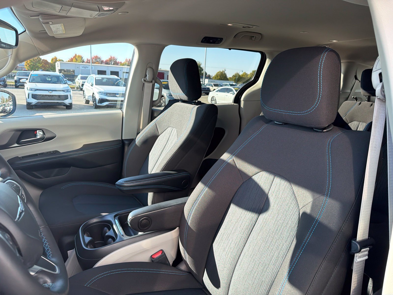 Used 2021 Chrysler Pacifica Touring w/ Cold Weather Group FWD image 16