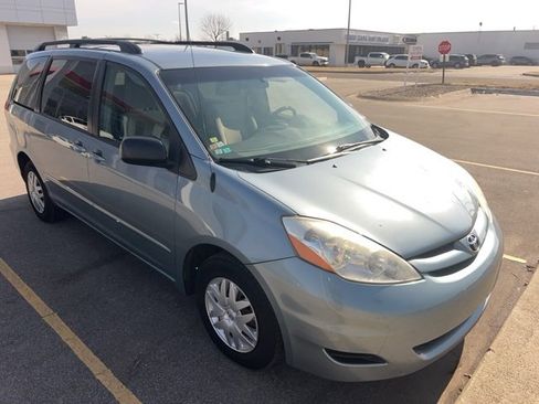 Used 2010 Toyota Sienna LE image 3