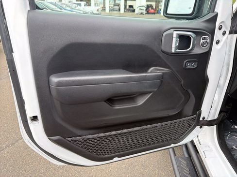Used 2024 Jeep Gladiator Rubicon w/ Convenience Group AWD/4WD image 10