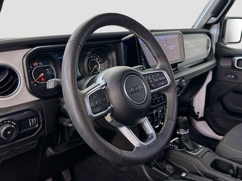 Used 2025 Jeep Wrangler Sahara image 18