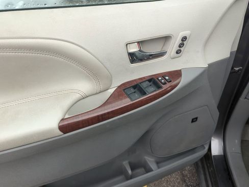 Used 2014 Toyota Sienna Limited image 8