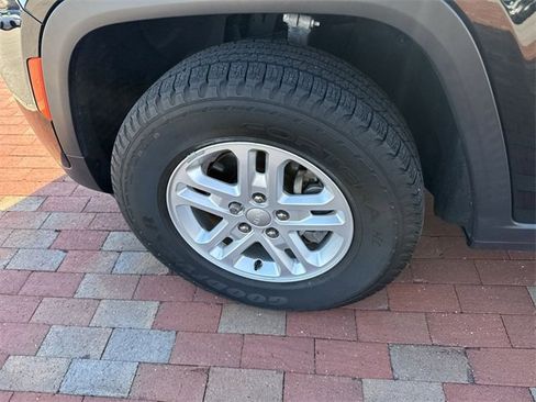 Used 2023 Jeep Grand Cherokee Laredo w/ Luxury Tech Group I image 10