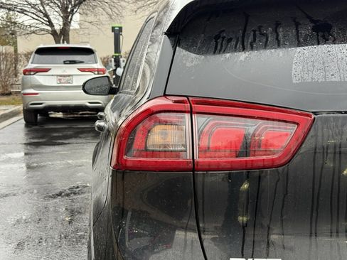 Used 2017 Kia Niro EX image 35