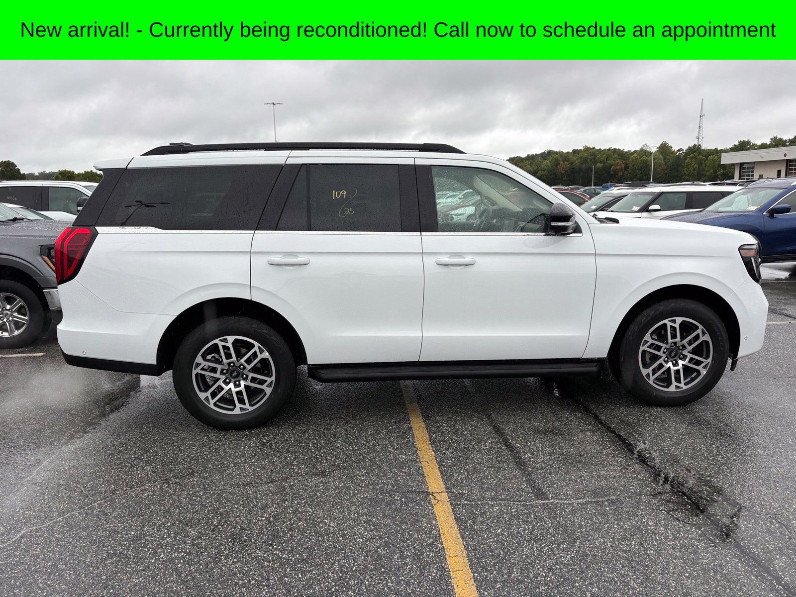 Used 2025 Ford Expedition Active AWD/4WD image 3
