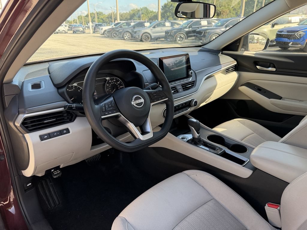 Used 2025 Nissan Altima 2.5 SV FWD image 18