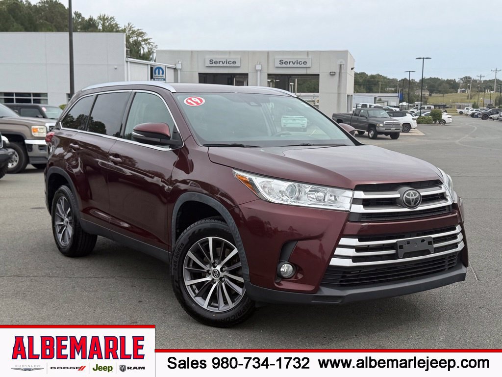 Used 2019 Toyota Highlander XLE FWD image 1