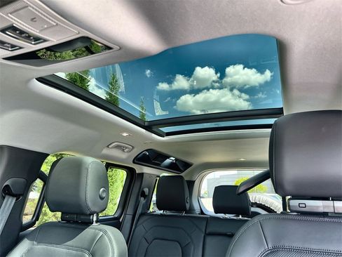 Used 2025 Land Rover Defender 110 S image 19