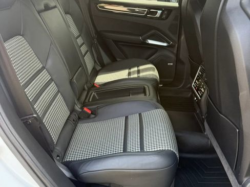 Used 2022 Porsche Cayenne Turbo AWD/4WD image 19