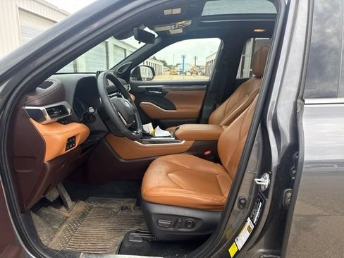 Used 2021 Toyota Highlander Platinum AWD/4WD image 3