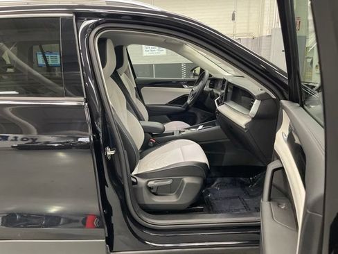 Used 2025 Volkswagen Tiguan SE w/ Panoramic Sunroof Package AWD/4WD image 11