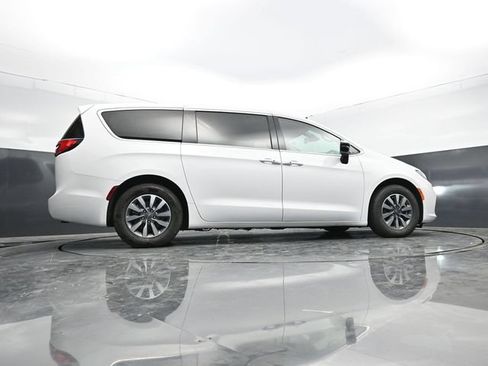 Used 2024 Chrysler Pacifica Limited FWD image 46