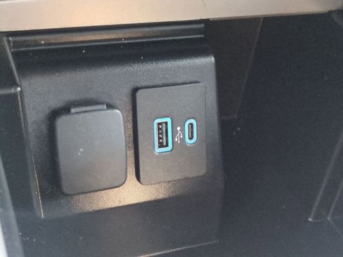 Used 2022 Ford Explorer XLT w/ Equipment Group 202A image 31