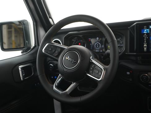 Used 2024 Jeep Wrangler Unlimited Sahara w/ Technology Group AWD/4WD image 14