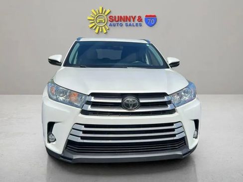 Used 2018 Toyota Highlander XLE w/ Carpet Mat Package (TMS) AWD/4WD image 3