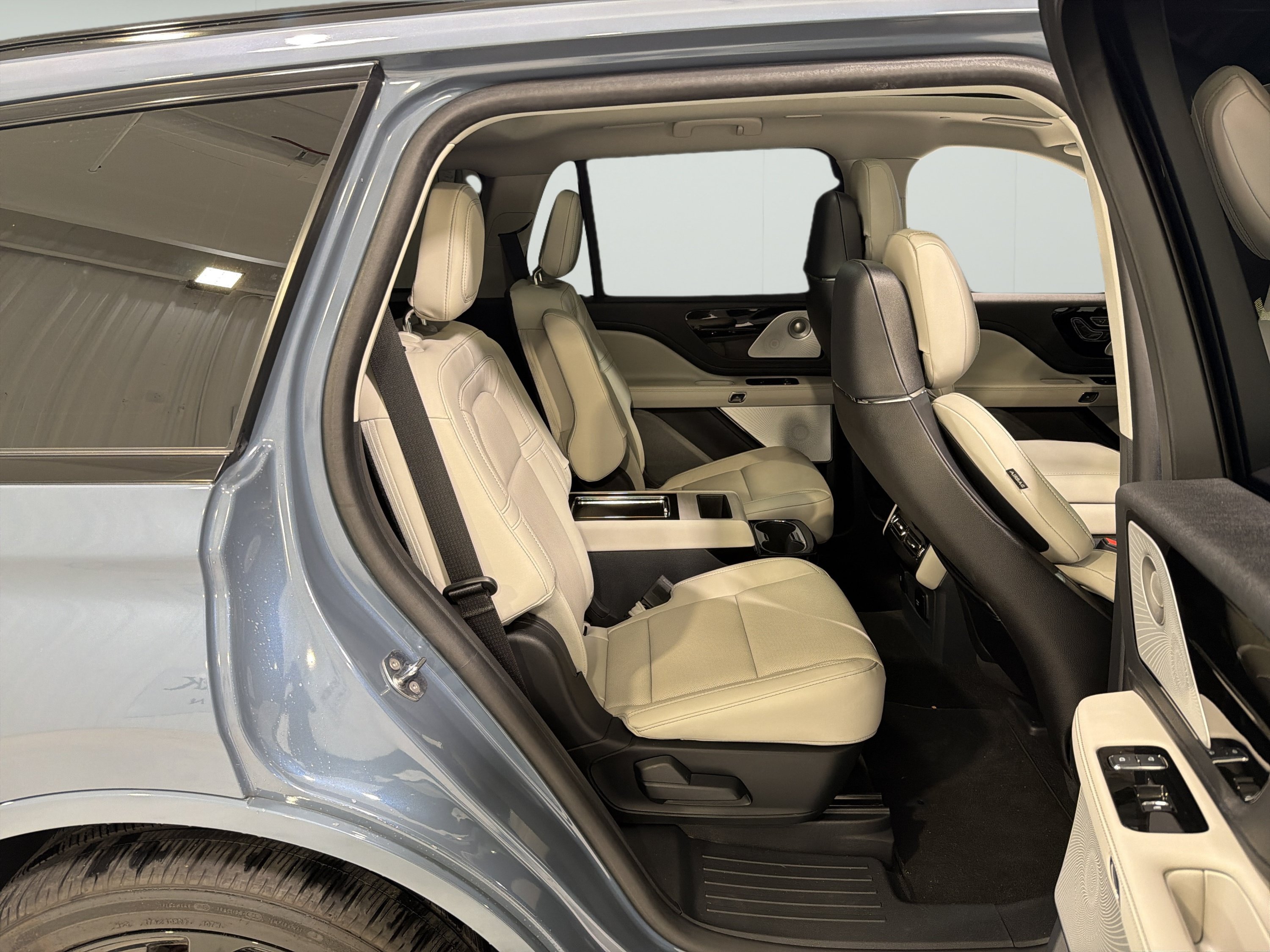 Used 2025 Lincoln Aviator Reserve w/ Equipment Group 201A AWD/4WD image 13