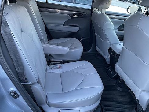Used 2023 Toyota Highlander Limited image 21