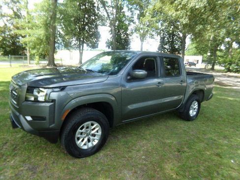 Used 2024 Nissan Frontier SV image 2