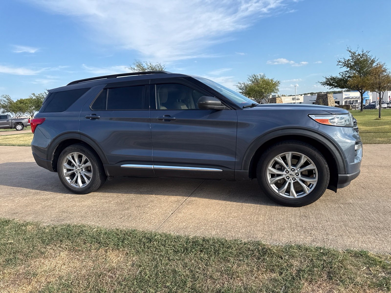 Used 2021 Ford Explorer XLT w/ Equipment Group 202A RWD image 3