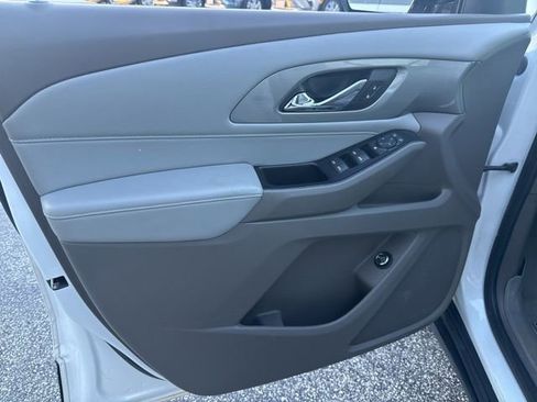 Used 2020 Chevrolet Traverse LT image 17
