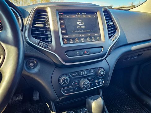 Used 2019 Jeep Cherokee Trailhawk w/ Cold Weather Group image 20