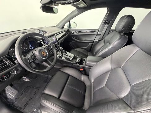 Certified 2024 Porsche Macan AWD/4WD image 4