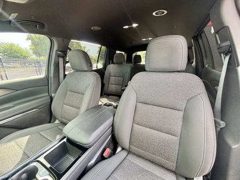 Used 2025 Chevrolet Traverse LT w/ Driver Confidence Package FWD image 10