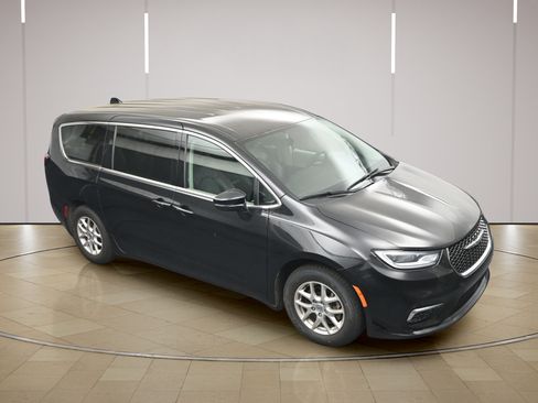 Used 2023 Chrysler Pacifica Touring-L FWD image 34