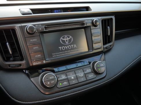Used 2015 Toyota RAV4 XLE FWD image 22