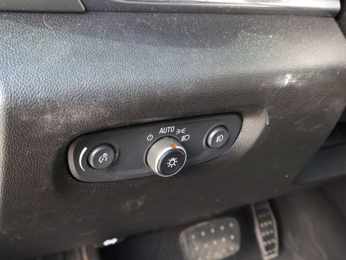 Used 2020 Chevrolet Traverse LT FWD image 15