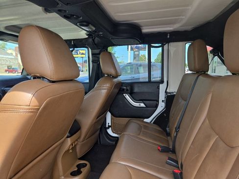 Used 2015 Jeep Wrangler Unlimited Rubicon w/ Connectivity Group AWD/4WD image 12