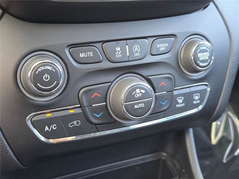 Certified 2021 Jeep Cherokee Limited w/ Mopar Interior Package image 32