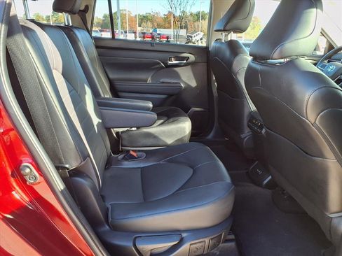Used 2022 Toyota Highlander XLE image 21