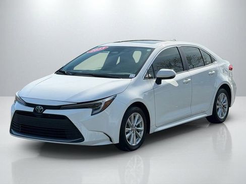 Used 2023 Toyota Corolla XLE FWD image 3