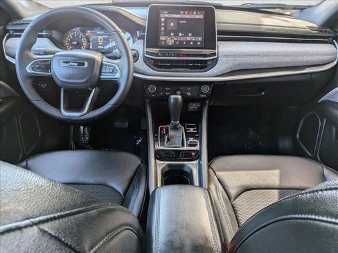 Used 2025 Jeep Compass Latitude AWD/4WD image 18