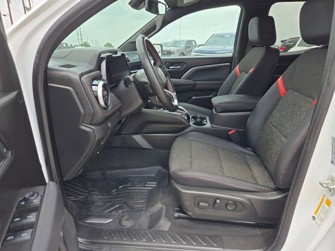 Used 2025 Chevrolet Colorado Z71 image 9