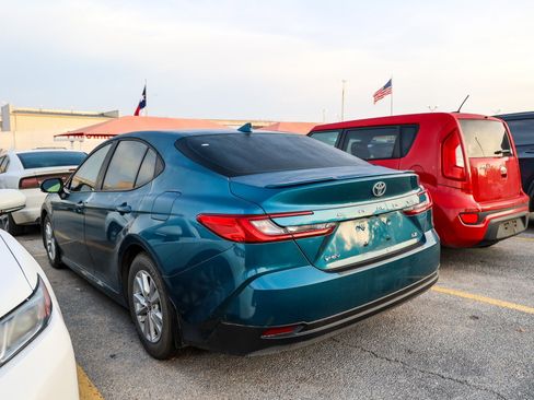 Used 2025 Toyota Camry LE w/ Convenience Package image 9