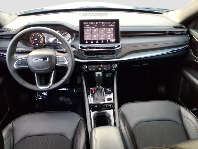 Used 2025 Jeep Compass Trailhawk AWD/4WD image 21