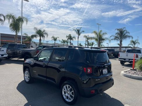 Used 2023 Jeep Renegade Latitude w/ Sun & Fun Group AWD/4WD image 6
