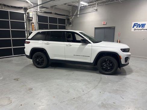 New 2025 Jeep Grand Cherokee 4WD image 1