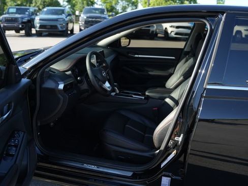 Used 2025 Nissan Altima 2.5 SR FWD image 12