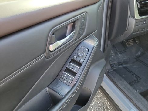 Used 2022 Nissan Rogue SL w/ SL Premium Package image 17