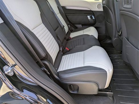 New 2025 Land Rover Discovery Dynamic SE image 17