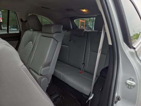 Used 2022 Toyota Highlander XLE AWD/4WD image 39