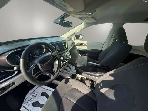 Used 2017 Chrysler Pacifica Touring FWD image 12