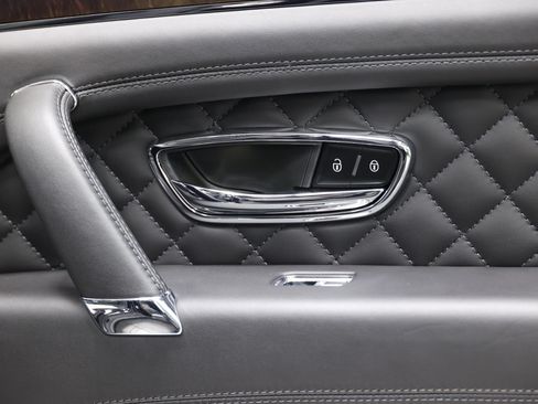 Used 2020 Bentley Bentayga Plug-In Hybrid AWD/4WD image 92